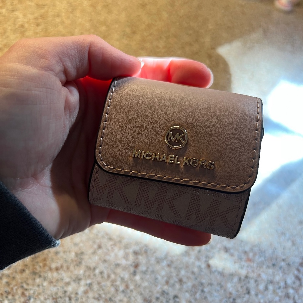 Michael Kors Logo Clip Case For Apple AirPods in Ballet Pink